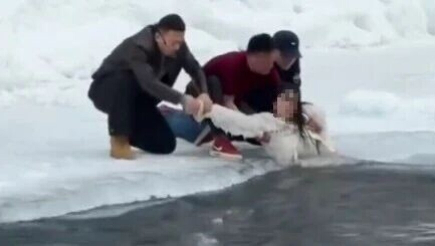 有人认出来了，是浙BA球员！母女在新疆喀纳斯滑落冰河，救援危急时刻，他说“我们沿着河岸，追着河里的人跑”