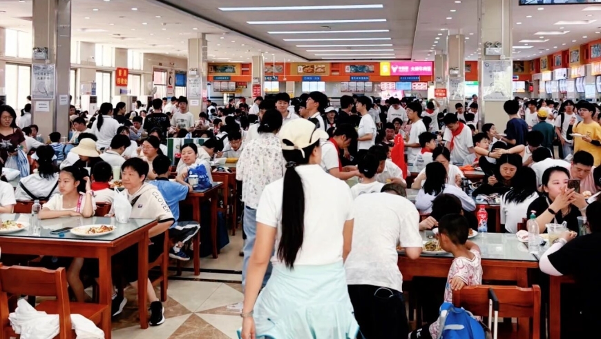 武大食堂被游客挤爆？校方回应