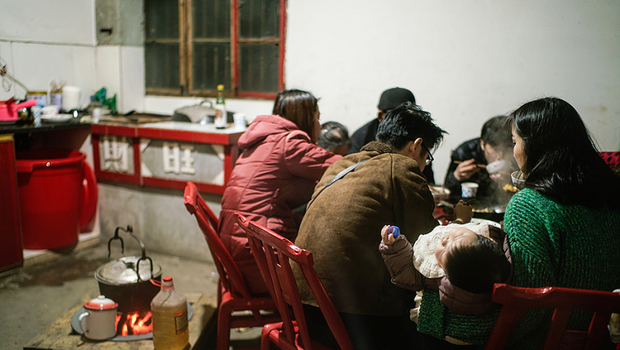 要为20多口人准备一日三餐，50岁农妇：我真的不喜欢过年，太累了