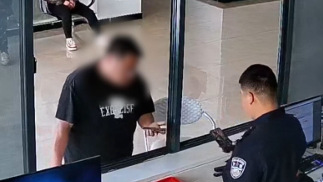 民警两小时帮助群众找回遗失的手机后......网友：警民一家亲！
